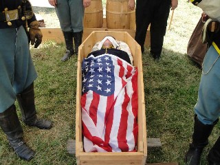 Embalmed body is brought to coffin